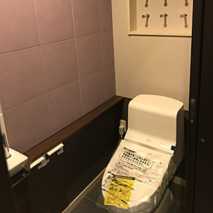 優しい紫色のエコカラットを使ったトイレです。エコカラットには調湿・防臭の効果があるので空気をきれいにしてくれます。