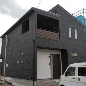 施工事例写真：ヘリンボーン無垢床が迎え入れてくれる家