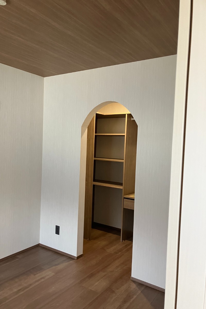 アーチ壁で毎日の服選びも楽しいWIC