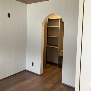 アーチ壁で毎日の服選びも楽しいWIC