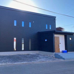 施工事例写真：無垢床とスチール階段のカッコいい５LDKの家