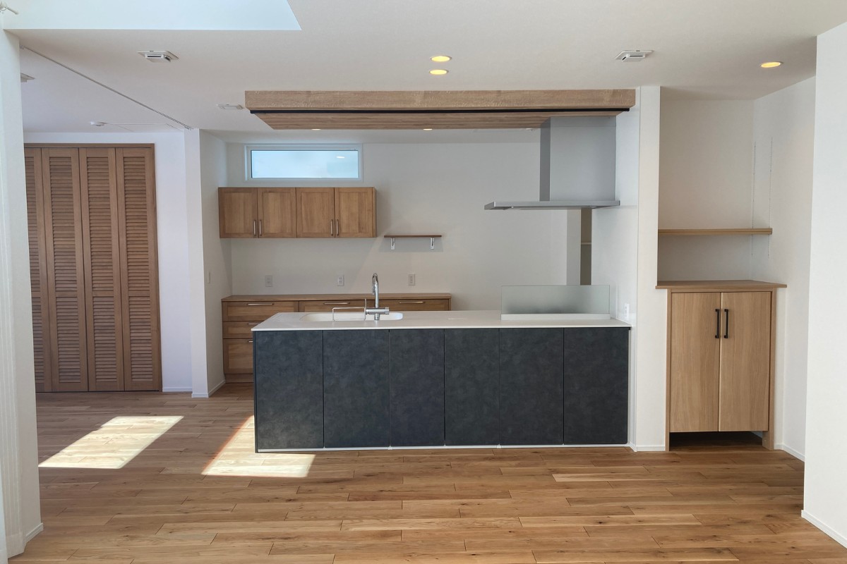 木に包まれたキッチンまわり