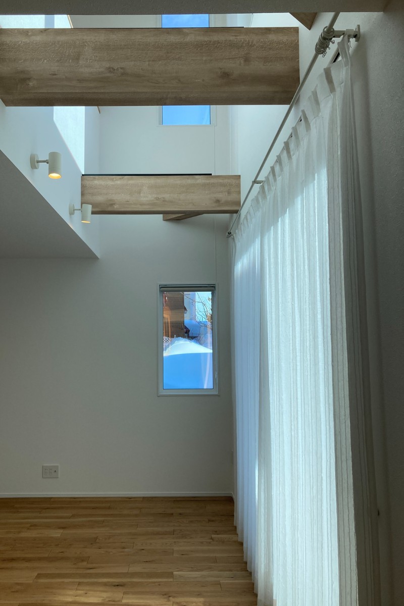 吹き抜けは見せ梁をアクセントに 吹き抜けは見せ梁をアクセントに