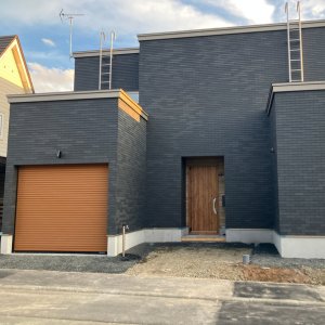施工事例写真：ビルトインガレージと広々としたリビングのあるお家