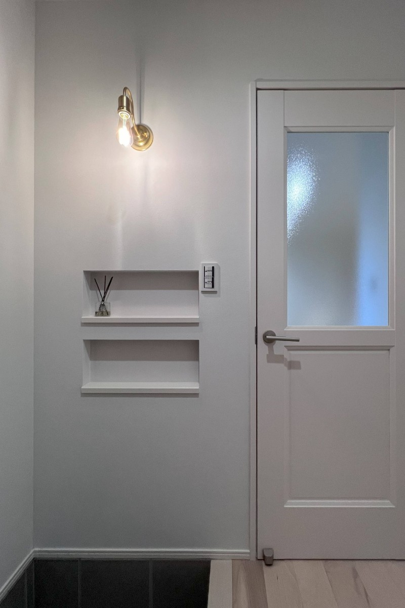 光が差し込むLDK入口