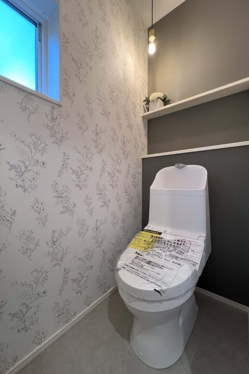 メリハリのある壁紙が特徴的なトイレ