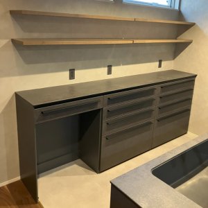 デザイン性と収納力を兼ね備えた食器棚