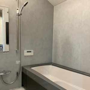 シックな雰囲気のバスルーム