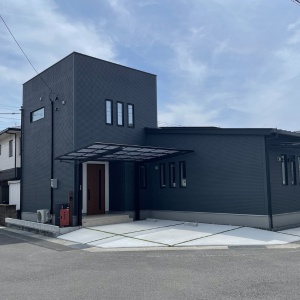リビングと居室から庭が見える家 リビングと居室から庭が見える家