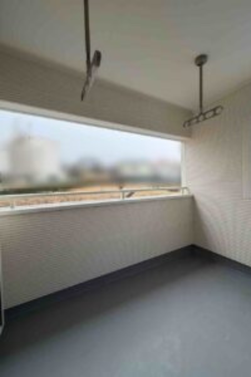 広々とした多用途バルコニー