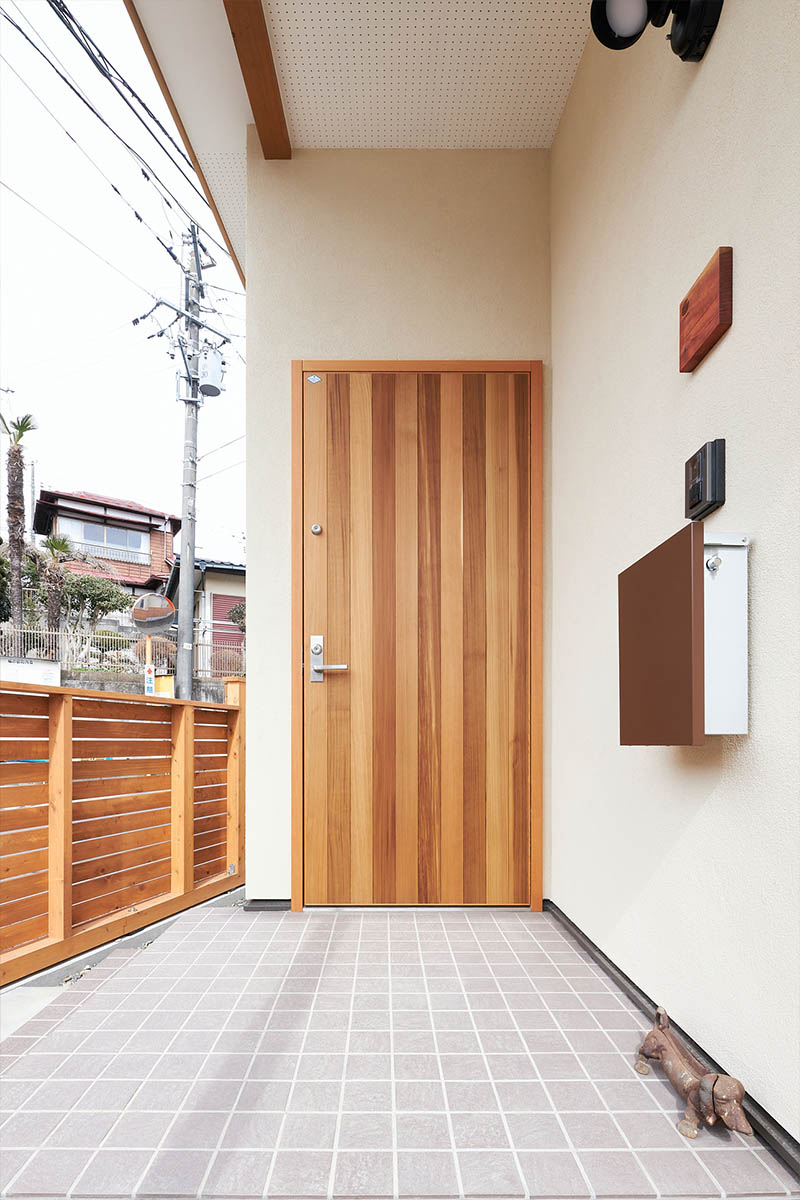 木製のドアは、温かな感触で人を出迎えます。