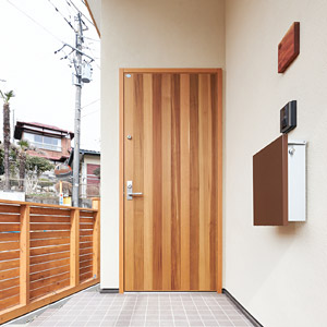木製のドアは、温かな感触で人を出迎えます。