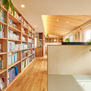 リビングには本好きな旦那さまのための本棚と、その近くに背の低い壁で仕切る畳スペースもあり、読書スペースとして最適です。