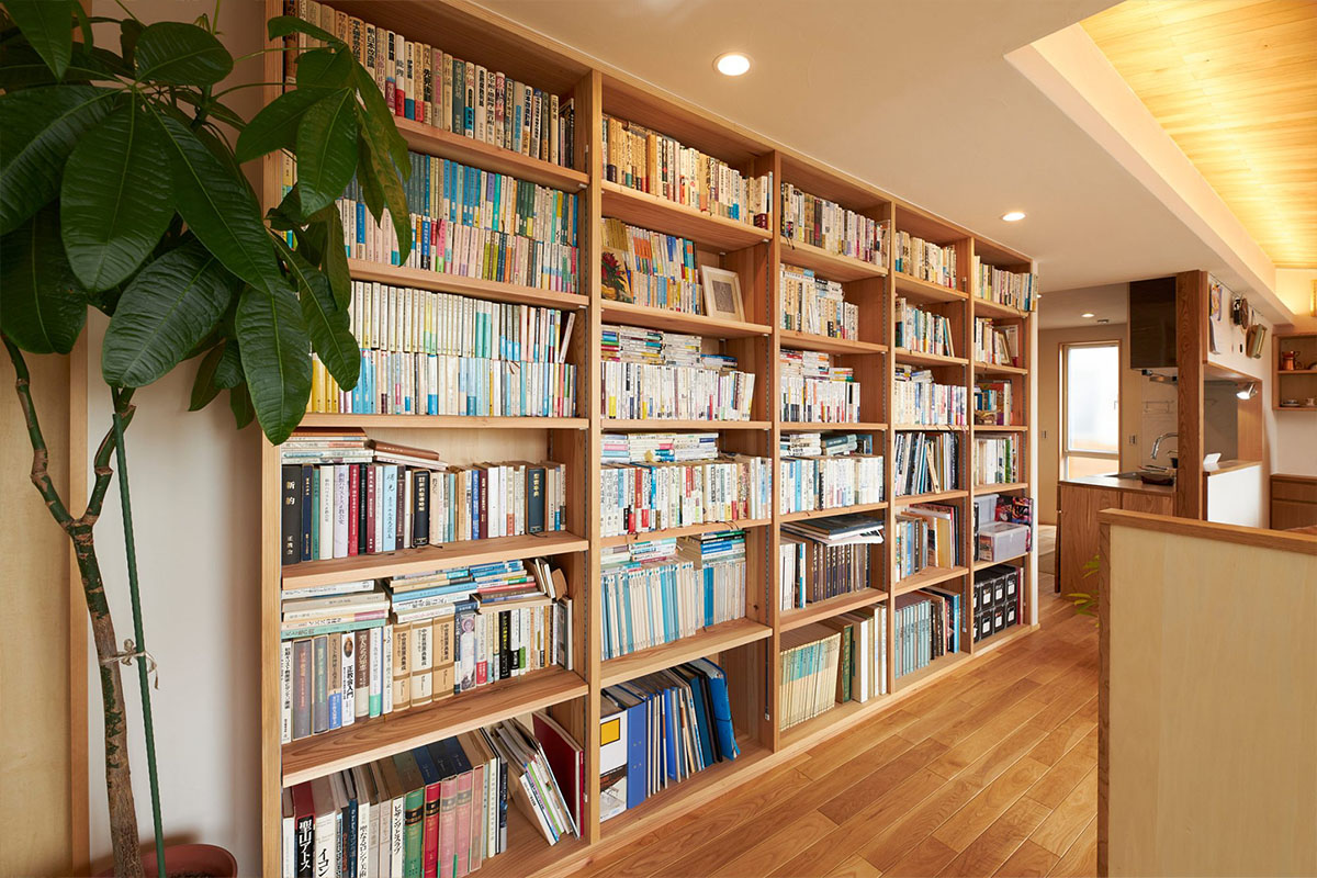 壁一面が大好きな本で埋められる本棚。まだまだ好きな本を増やせます。