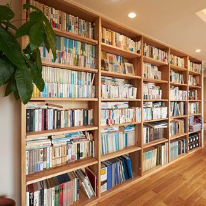 壁一面が大好きな本で埋められる本棚。まだまだ好きな本を増やせます。