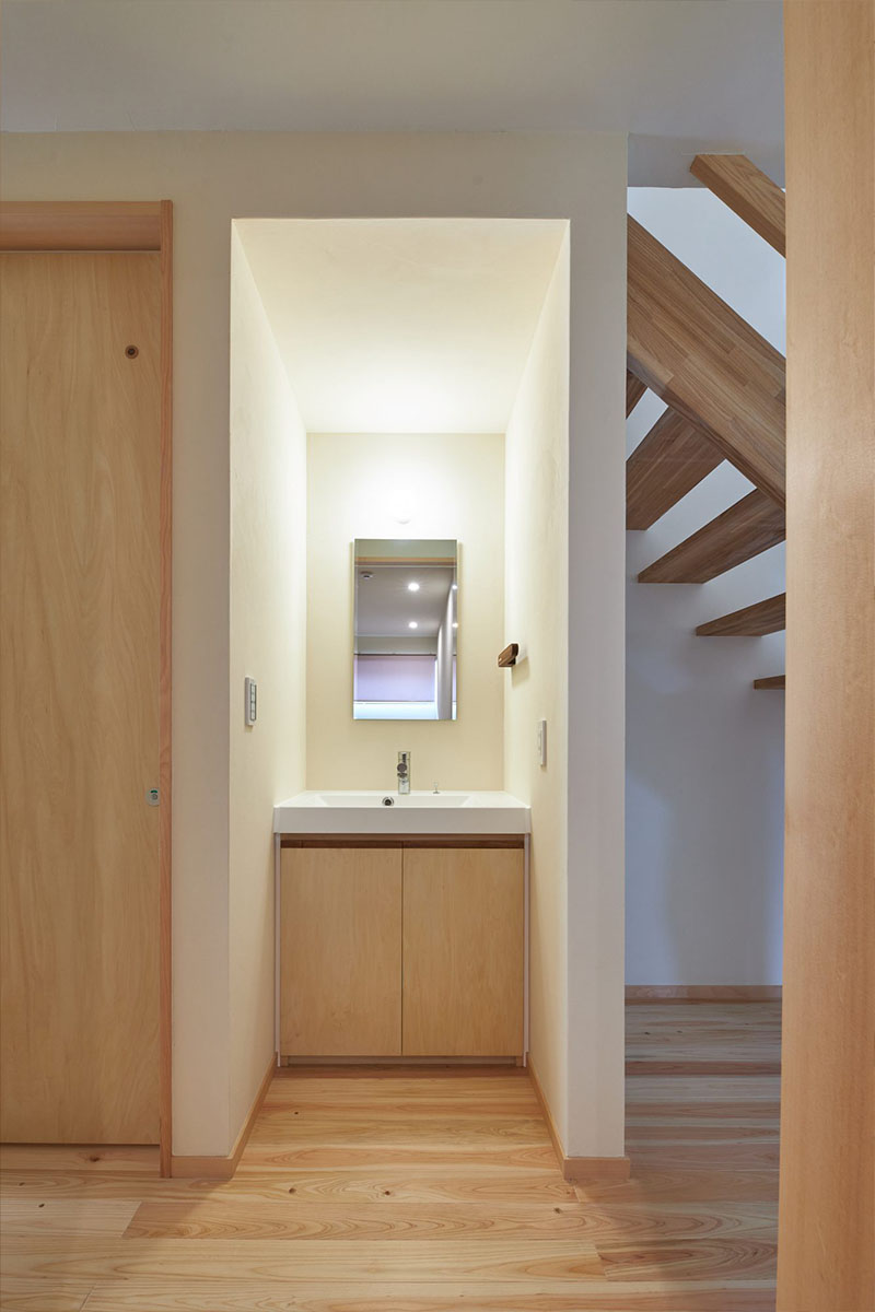 玄関近くに設けた洗面コーナーは、１階のそれぞれの部屋からアクセスしやすく使い勝手を考慮しました。