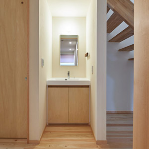 玄関近くに設けた洗面コーナーは、１階のそれぞれの部屋からアクセスしやすく使い勝手を考慮しました。