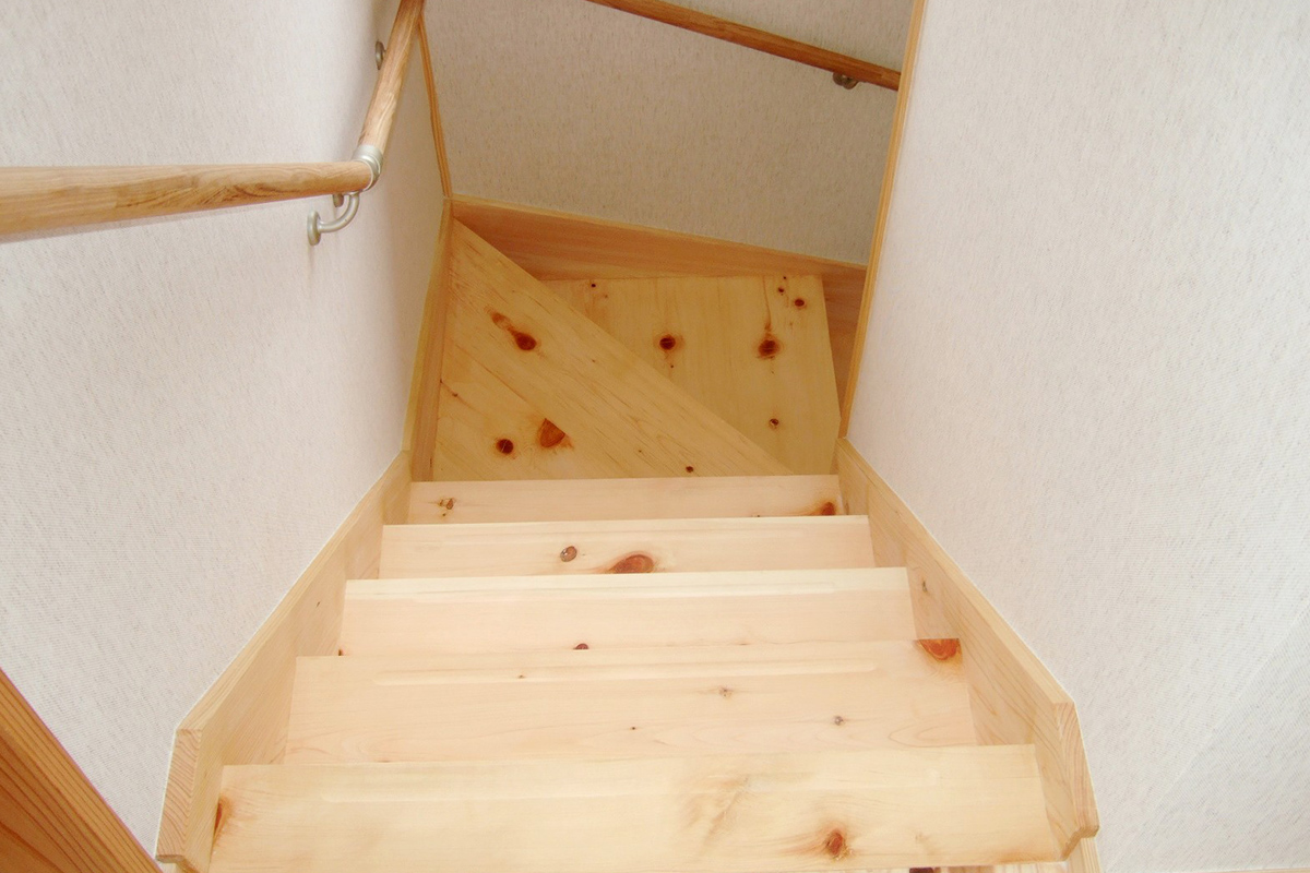 木曽ヒノキの階段