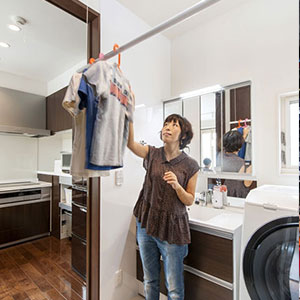 キッチンを中心にした家事が楽な動線に配慮し、洗面・脱衣室には室内物干しも設置