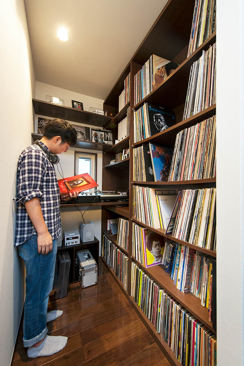 趣味のDJブースには、学生時代から集めていた、たくさんのレコードを収納するスペースを完備