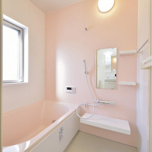 ピンクの壁紙が可愛いバスルーム