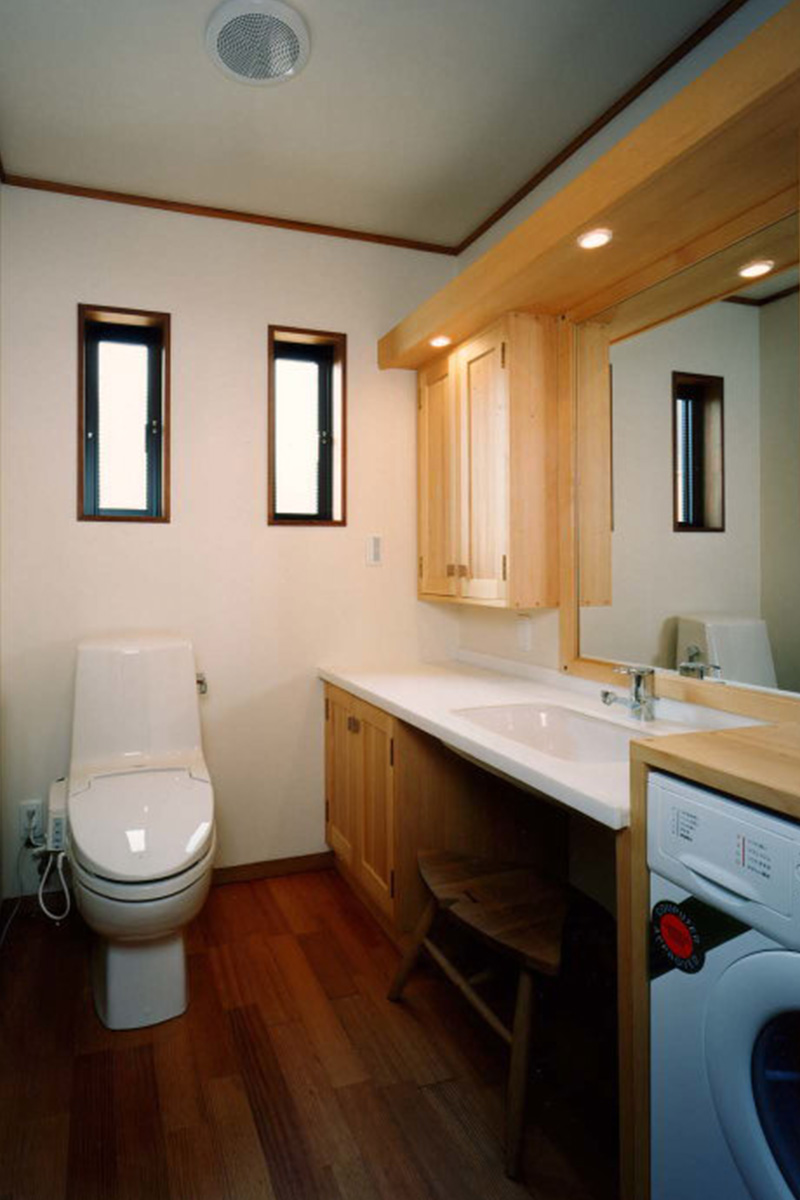 洗面：ベニ松で作り付けにした洗面。下はオープンにして、椅子に座ってつかうこともできる。