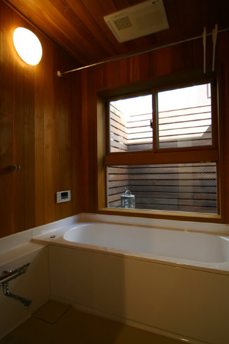 浴室：ハーフシステムバスを使い、壁と天井はカナダ杉、大きな窓から緑を眺めることもできます。