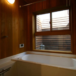 浴室：ハーフシステムバスを使い、壁と天井はカナダ杉、大きな窓から緑を眺めることもできます。