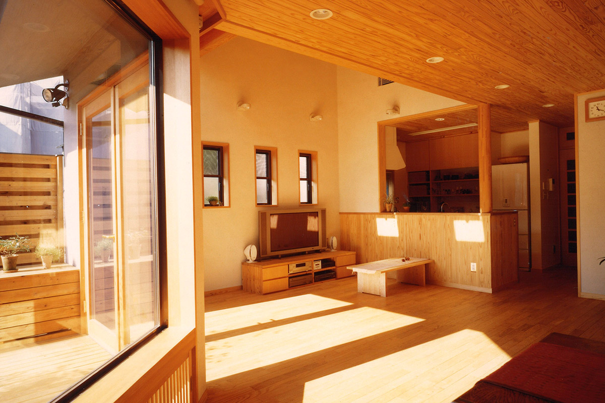 リビング：ロータイプの作り付けの家具は移動できるようになっています。天井はカナダ杉、壁は珪藻土塗り、床はナラフローリングに自然塗料塗り。
