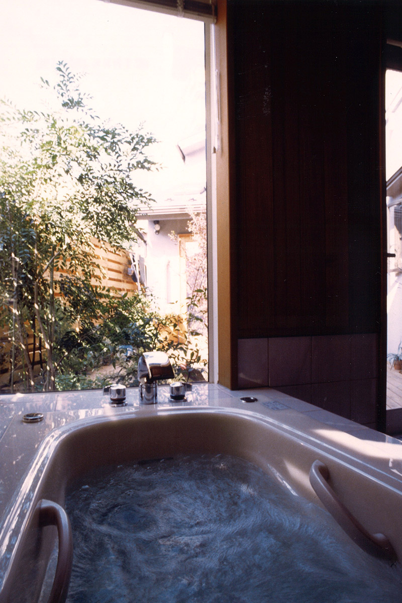 浴室：中庭に面して大きな窓がある浴室。いっぱいの緑を見ながらバスタイムを楽しむことができます。