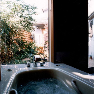 浴室：中庭に面して大きな窓がある浴室。いっぱいの緑を見ながらバスタイムを楽しむことができます。