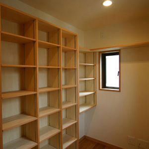 書斎：大工さん工事で作り付けの本棚です。床から天井までの高さで、棚板は2ｃｍ間隔で可動できますので、本の高さに合わせて調整できます。