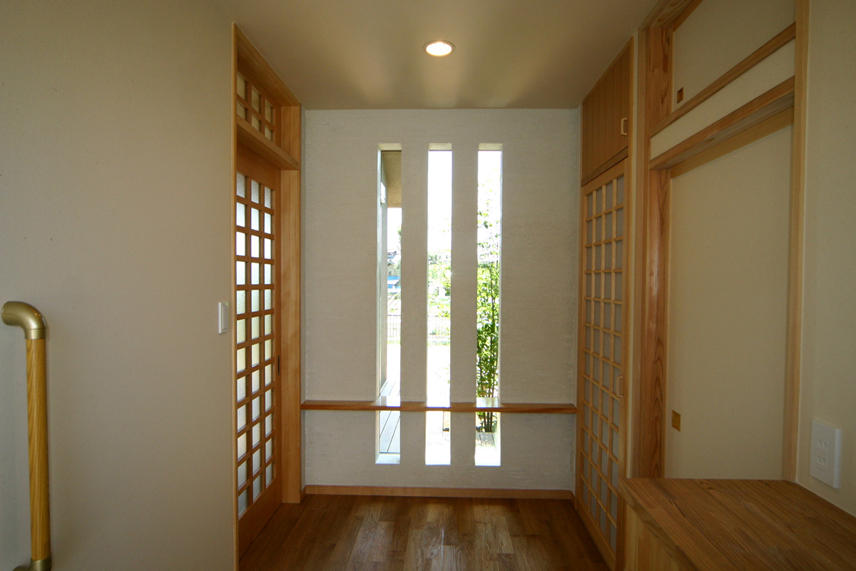 田園風景を絵のように切り取る玄関ホールの3つのスリット窓です。玄関ホールに光を呼び込んでいます。