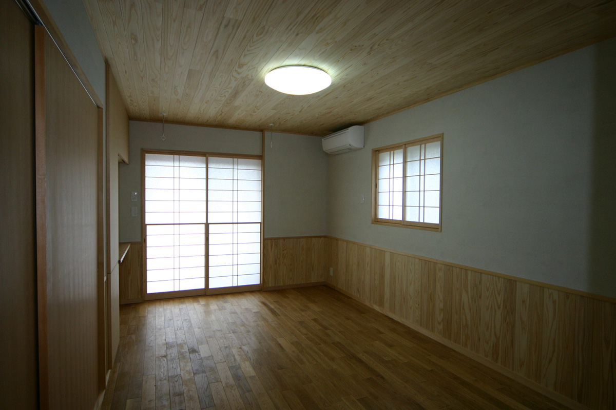 壁には珪藻土、天井にはくりこま杉を使い、西日をやわらげて光を取り込むよう小窓にも障子を取り付けています