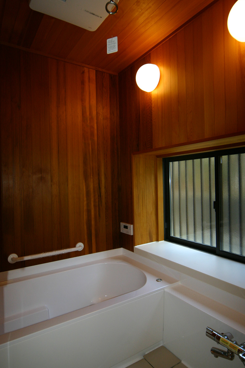 ハースシステム(TOTO)を使用した浴室、壁と天井にはカナダ杉を使用　出窓を設置することで広がりのある浴室になっています