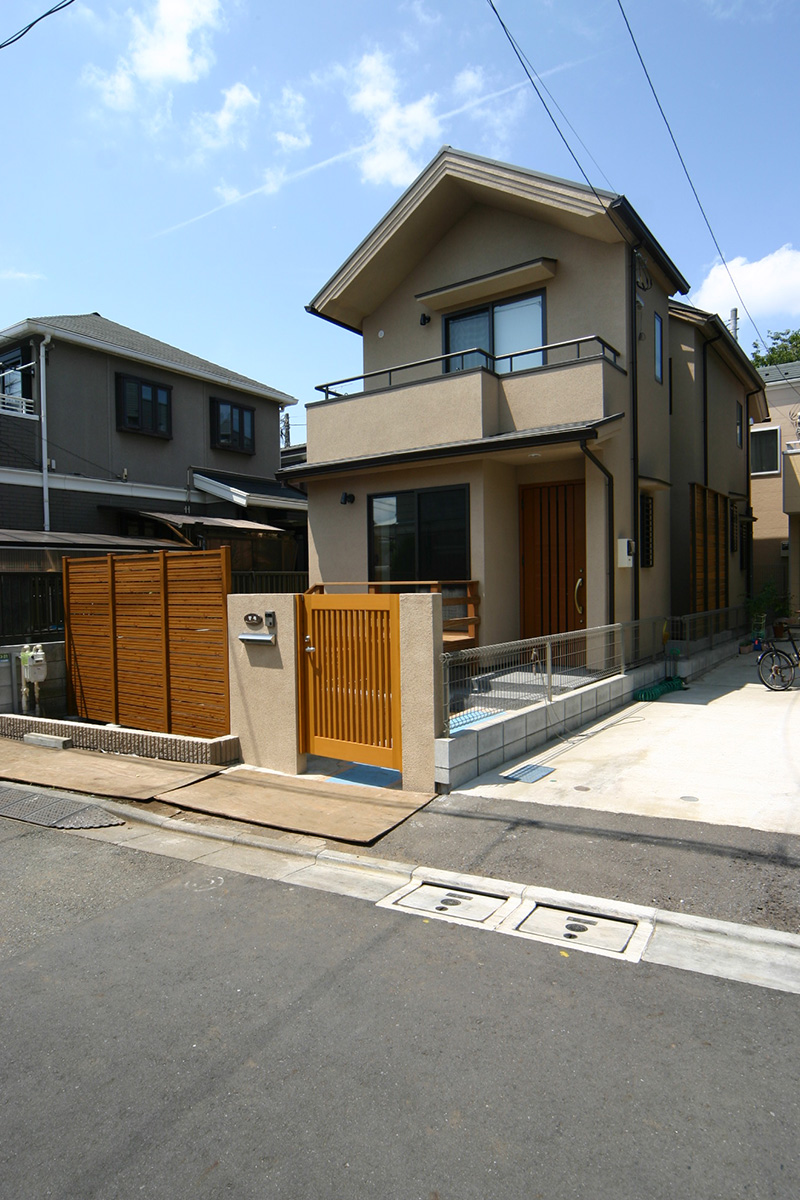 道路とフェンスの間に緑地を設けることで町を歩く人にとっても心地の良い空間に、前庭を広く取ることでプライバシーのを確保