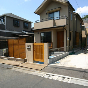 道路とフェンスの間に緑地を設けることで町を歩く人にとっても心地の良い空間に、前庭を広く取ることでプライバシーのを確保