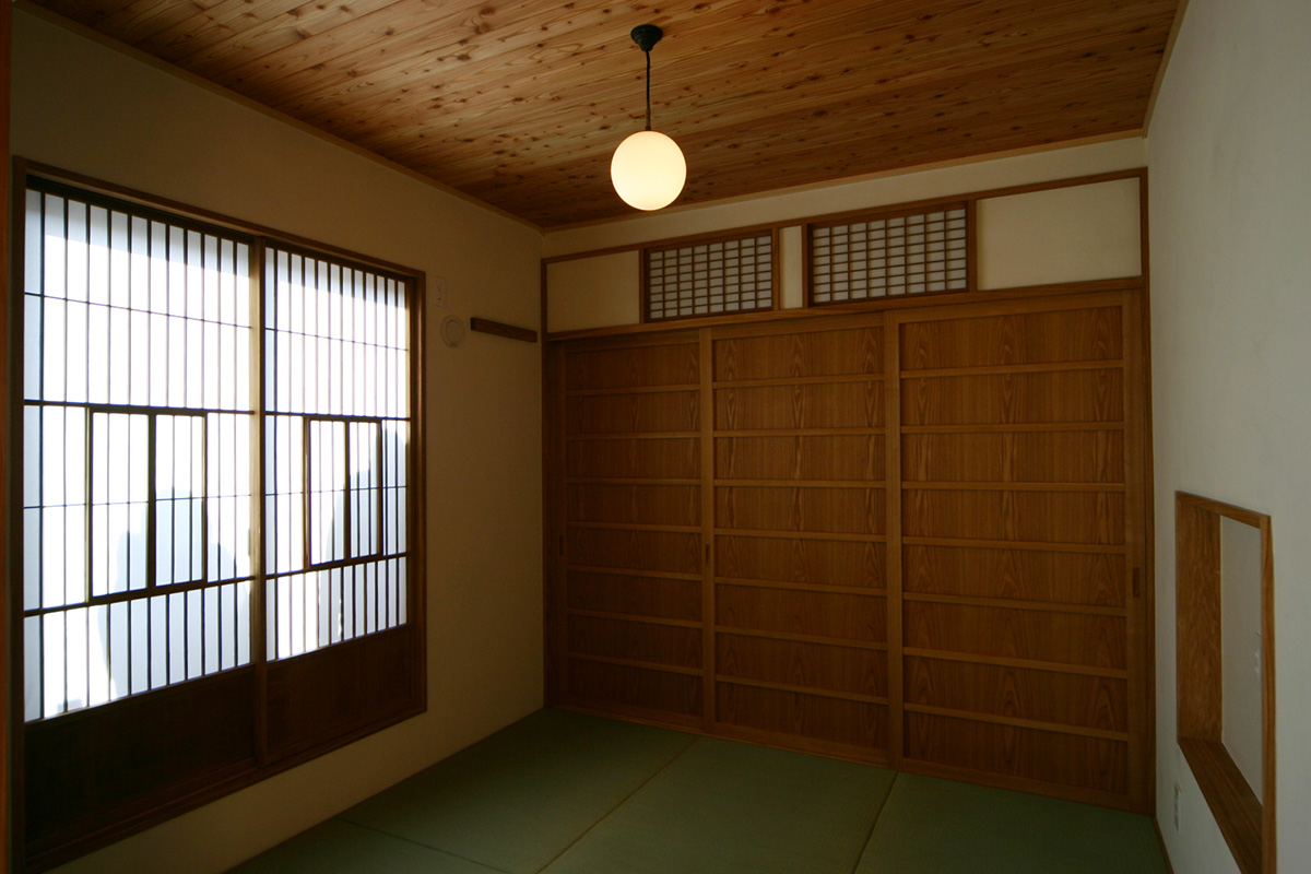 障子戸や欄間に以前住んでいた住まいの建具を再利用しています。既存の建具を使うことにより、住む人にとって愛着のある住まいになります。