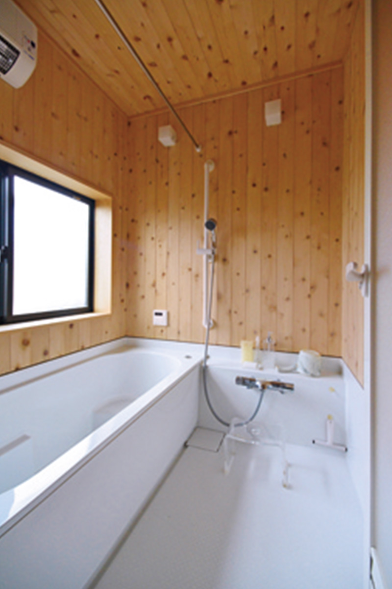 子世帯の浴室。ハーフユニットバス(TOTO)を使うことで2階でもオリジナルの浴室に。壁と天井には青森ヒバを使用。 