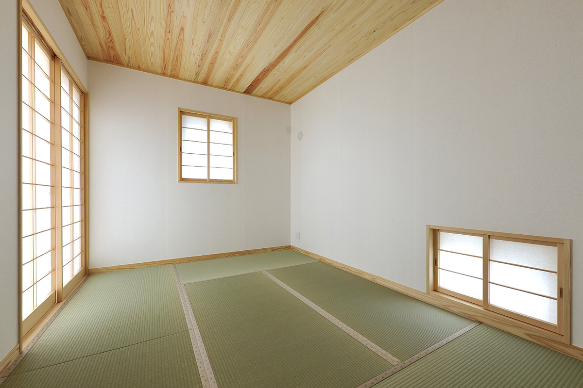 来客時に多目的に使える和室には風通りに配慮して地窓をつけ、3方向の開口部から風を取り込むように計画しました。天井は群馬県産材の杉です。