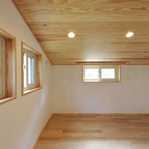 軽井沢の雑木林に佇む白い家