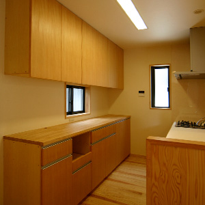 大工さん工事で作り付けの食器棚です。入れるものに合わせて便利に使えるようにデザインをしています。
