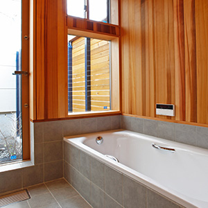 お風呂：大きなバスコートがあるお風呂です。バスタブはホーロー製です。壁と天井は水に強いカナダ杉にしています。