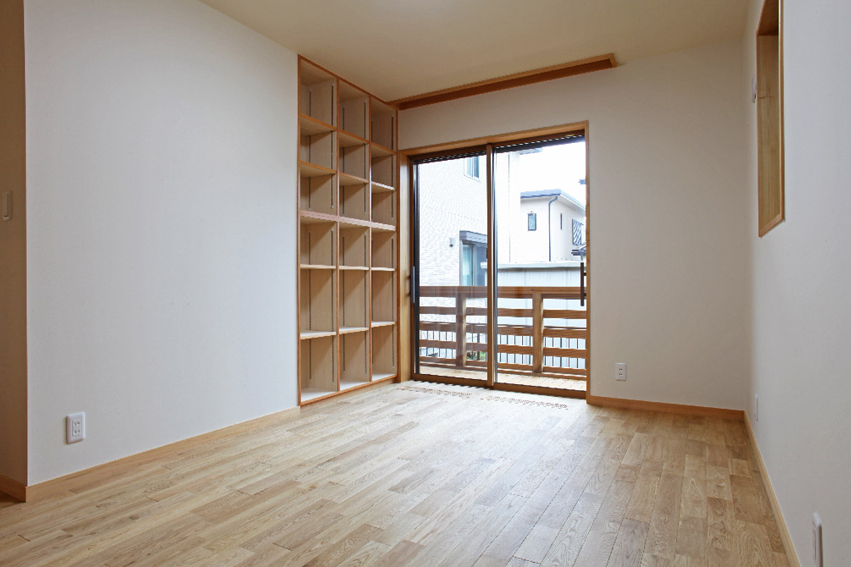 父の部屋： 床から天井まで本棚を作り付けにした父の部屋です。