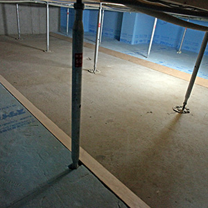 床下：床下エアコンの空気の通り道になる床下は、メンテナンスのために70ｃｍの空間を確保しています。掃除機での掃除がしやすいように基礎断熱材の角に木製の斜め材を取り付けています。