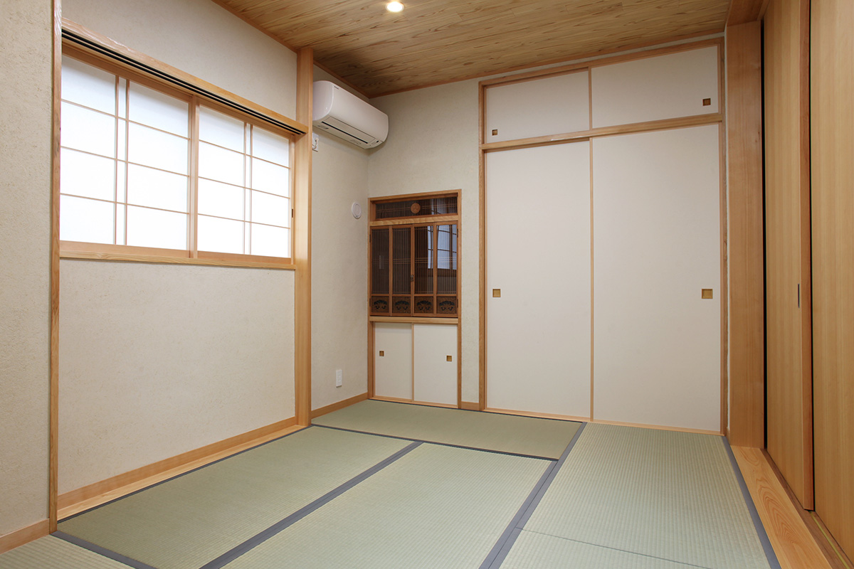和室01：以前の建物にあった仏壇の扉を再利用しています。天井はくりこま杉、壁は珪藻土です。