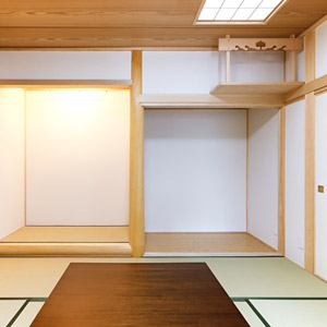 和室は杉の絞り丸の床柱にして畳床の床の間にしています。床框は杉の太鼓落としにして大工さんの腕が感じられるようにしています。