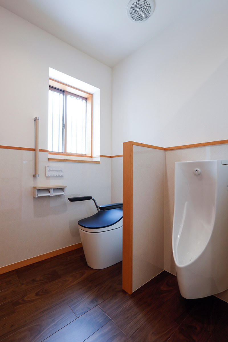 男性用の小便器も備えたトイレは洗面コーナーや出窓も計画してゆったり広めになっています。