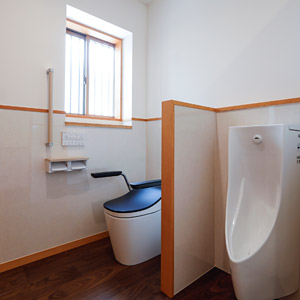 男性用の小便器も備えたトイレは洗面コーナーや出窓も計画してゆったり広めになっています。