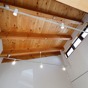 ギャラリーの天井は西川材のさわらの厚板、ダクト照明を梁から下げています。